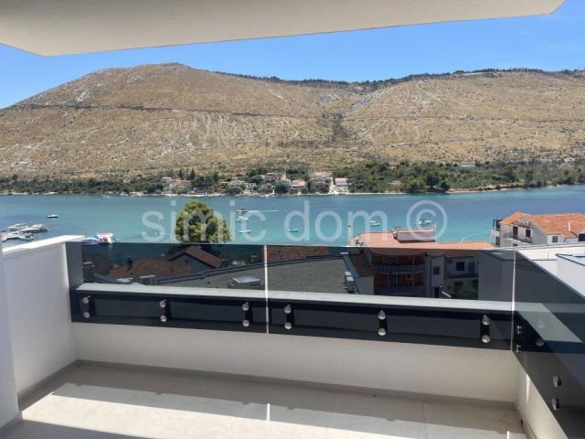 Prostrani penthouse s pogledom blizu plaže, Grebaštica