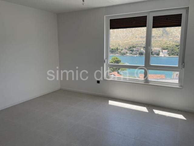 Prostrani penthouse s pogledom blizu plaže, Grebaštica