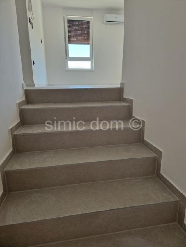 Prostrani penthouse s pogledom blizu plaže, Grebaštica