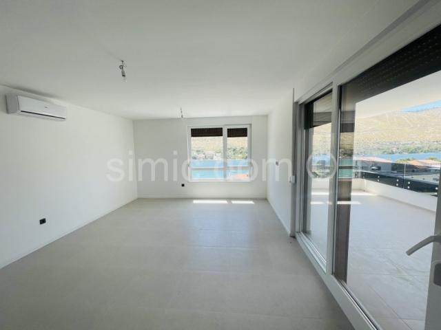 Prostrani penthouse s pogledom blizu plaže, Grebaštica