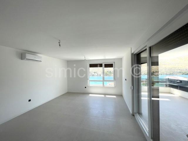 Prostrani penthouse s pogledom blizu plaže, Grebaštica
