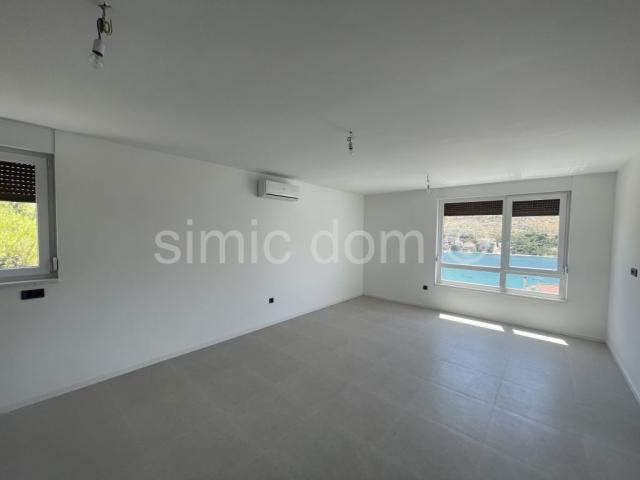 Prostrani penthouse s pogledom blizu plaže, Grebaštica