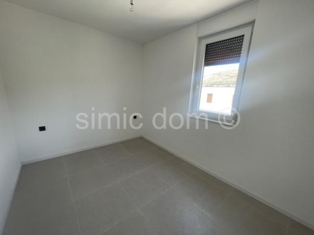 Prostrani penthouse s pogledom blizu plaže, Grebaštica