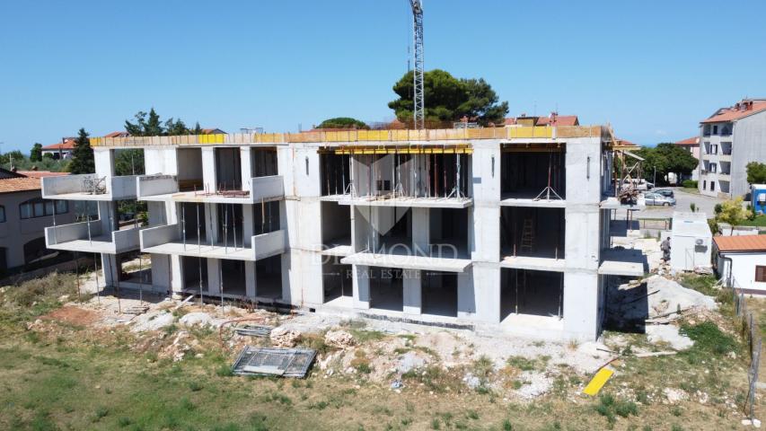 Poreč, okolica, moderan stan sa prostranom terasom