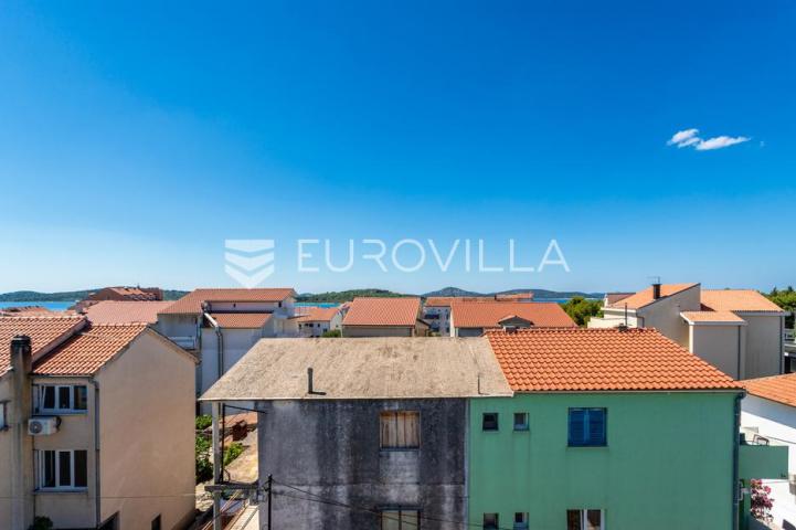Vodice, prostran penthouse s krovnom terasom, 168,79 m²
