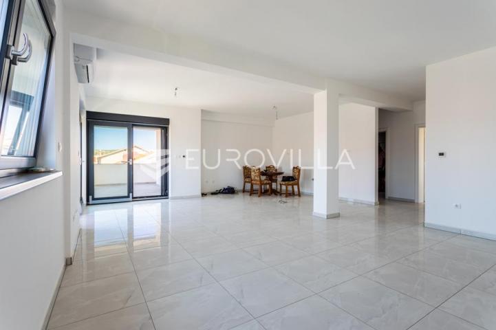 Vodice, prostran penthouse s krovnom terasom, 168,79 m²