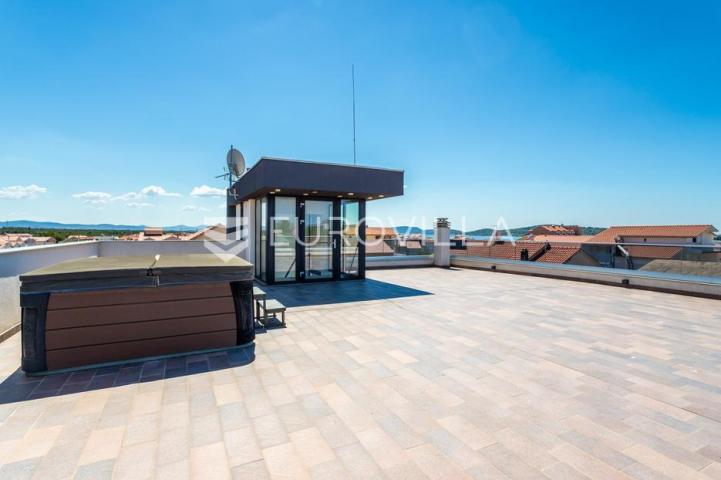 Vodice, prostran penthouse s krovnom terasom, 168,79 m²