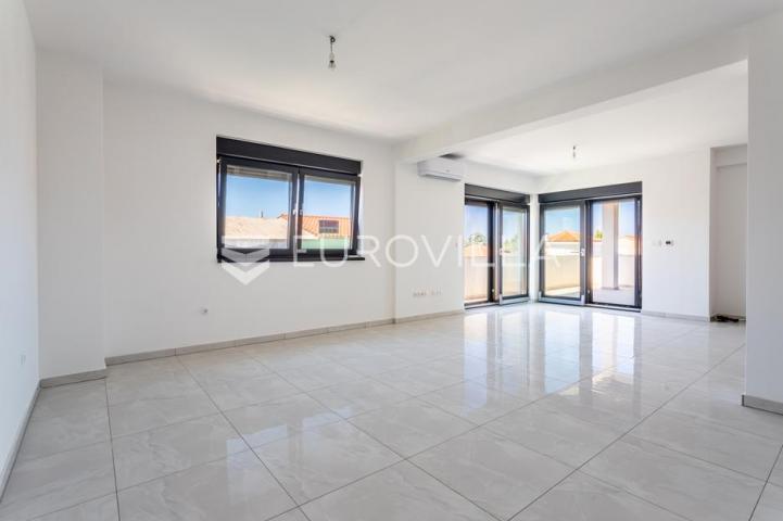Vodice, prostran penthouse s krovnom terasom, 168,79 m²