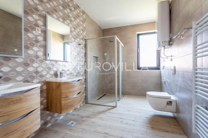 Vodice, prostran penthouse s krovnom terasom, 168,79 m²