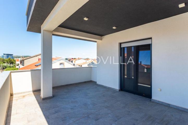 Vodice, prostran penthouse s krovnom terasom, 168,79 m²