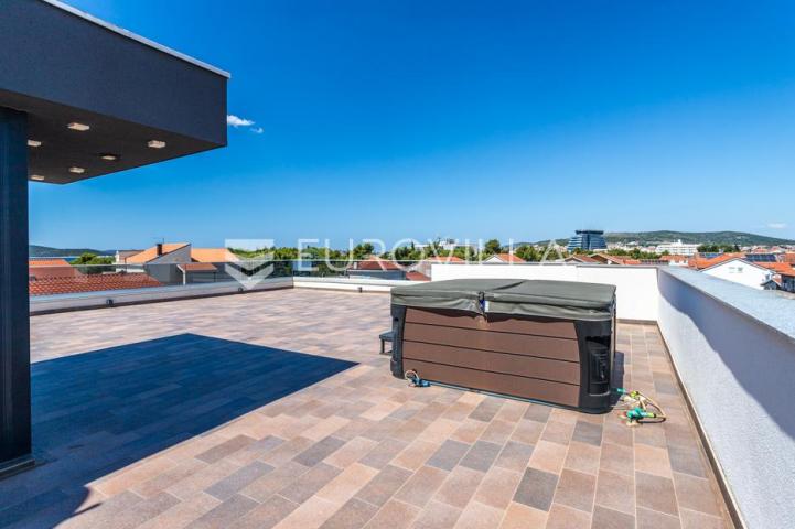 Vodice, prostran penthouse s krovnom terasom, 168,79 m²
