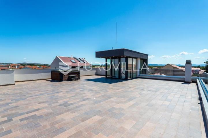 Vodice, prostran penthouse s krovnom terasom, 168,79 m²