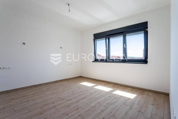 Vodice, prostran penthouse s krovnom terasom, 168,79 m²