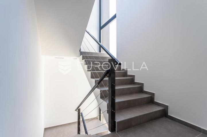 Vodice, prostran penthouse s krovnom terasom, 168,79 m²