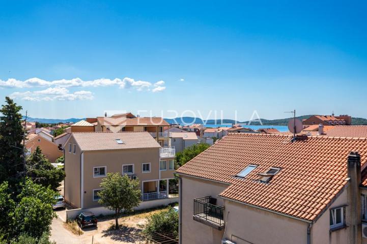 Vodice, prostran penthouse s krovnom terasom, 168,79 m²