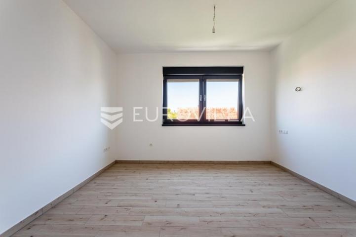 Vodice, prostran penthouse s krovnom terasom, 168,79 m²