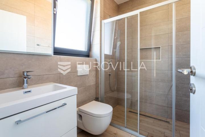 Vodice, prostran penthouse s krovnom terasom, 168,79 m²