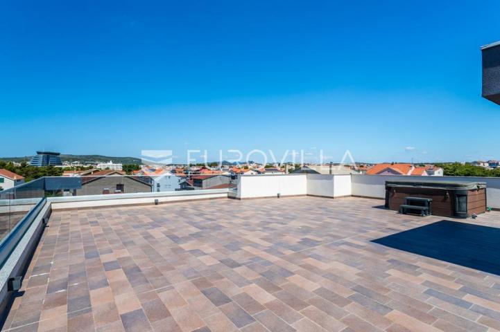Vodice, prostran penthouse s krovnom terasom, 168,79 m²