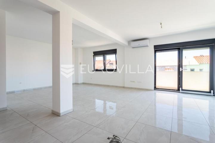 Vodice, prostran penthouse s krovnom terasom, 168,79 m²