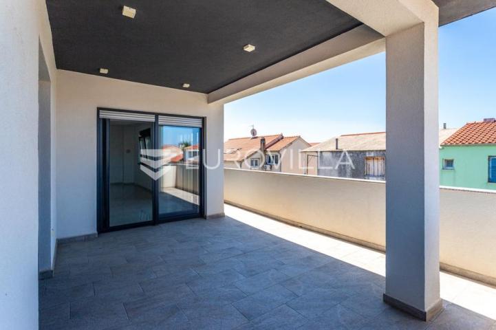 Vodice, prostran penthouse s krovnom terasom, 168,79 m²