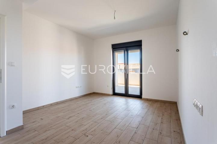 Vodice, prostran penthouse s krovnom terasom, 168,79 m²