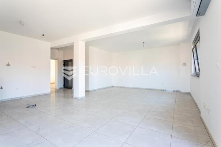 Vodice, prostran penthouse s krovnom terasom, 168,79 m²