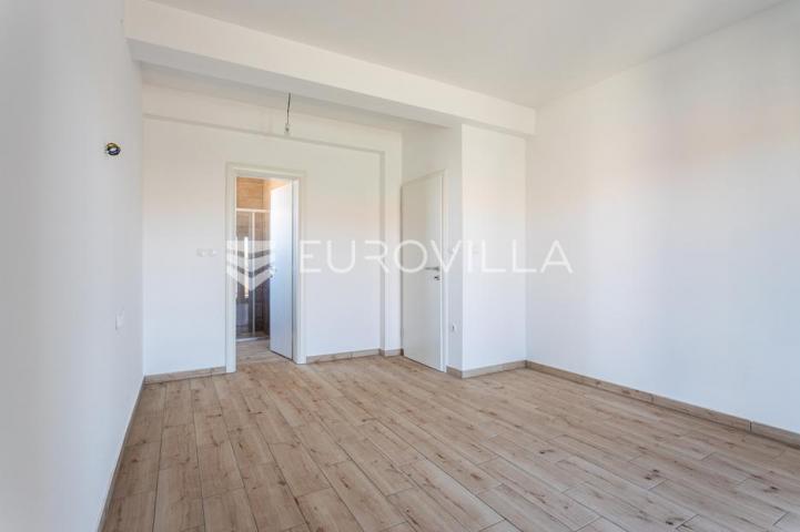 Vodice, prostran penthouse s krovnom terasom, 168,79 m²
