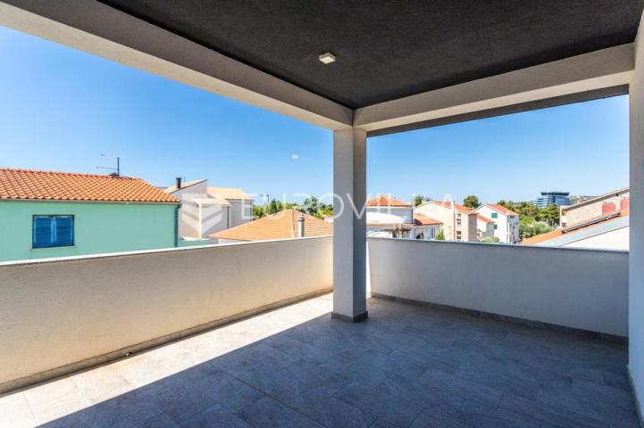 Vodice, prostran penthouse s krovnom terasom, 168,79 m²