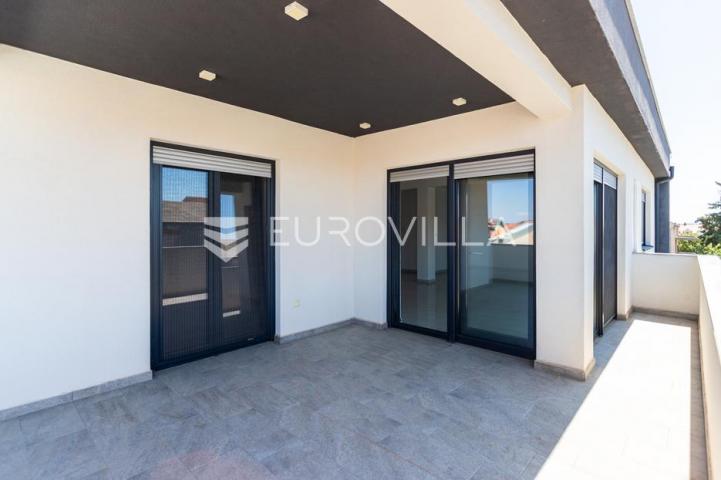 Vodice, prostran penthouse s krovnom terasom, 168,79 m²