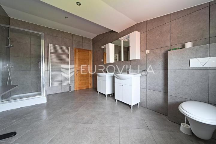 Osijek, Gornji Grad, Najam, dvoetažni stan 243 m² zatvorenog prostora