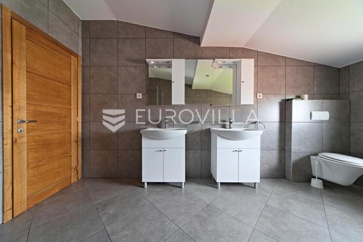 Osijek, Gornji Grad, Najam, dvoetažni stan 243 m² zatvorenog prostora