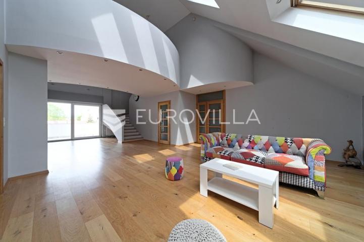 Osijek, Gornji Grad, Najam, dvoetažni stan 243 m² zatvorenog prostora