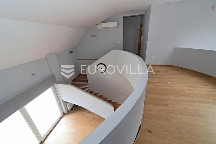 Osijek, Gornji Grad, Najam, dvoetažni stan 243 m² zatvorenog prostora