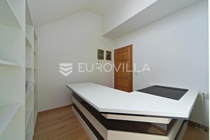 Osijek, Gornji Grad, Najam, dvoetažni stan 243 m² zatvorenog prostora