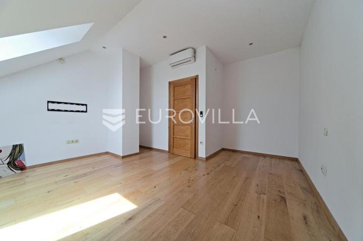 Osijek, Gornji Grad, Najam, dvoetažni stan 243 m² zatvorenog prostora