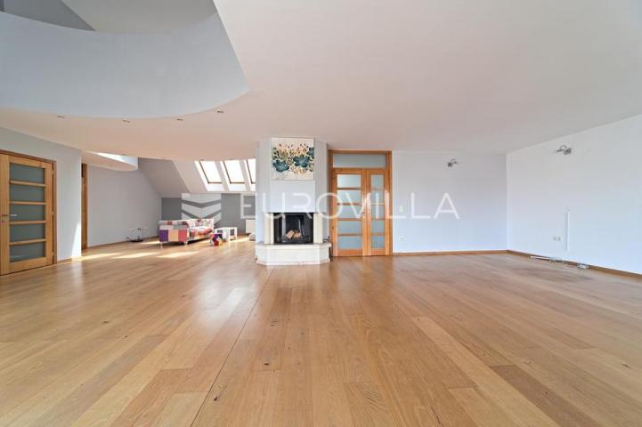 Osijek, Gornji Grad, Najam, dvoetažni stan 243 m² zatvorenog prostora