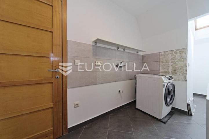 Osijek, Gornji Grad, Najam, dvoetažni stan 243 m² zatvorenog prostora