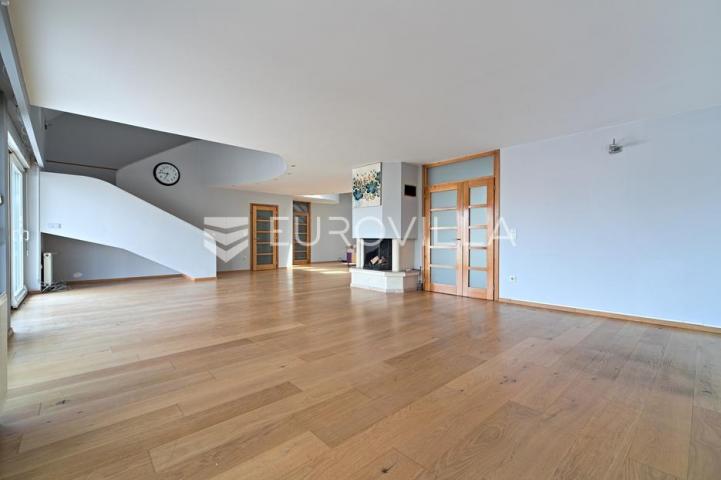 Osijek, Gornji Grad, Najam, dvoetažni stan 243 m² zatvorenog prostora