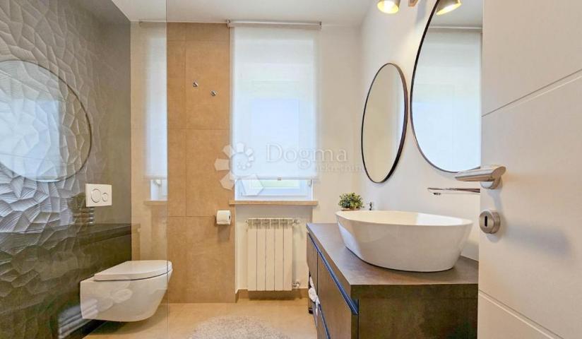 Uređena vila s bazenom na 500m od mora