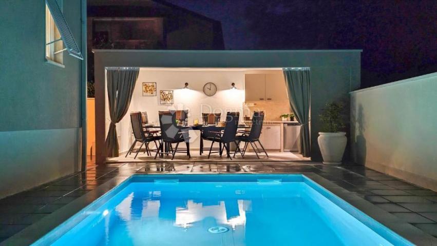 Uređena vila s bazenom na 500m od mora