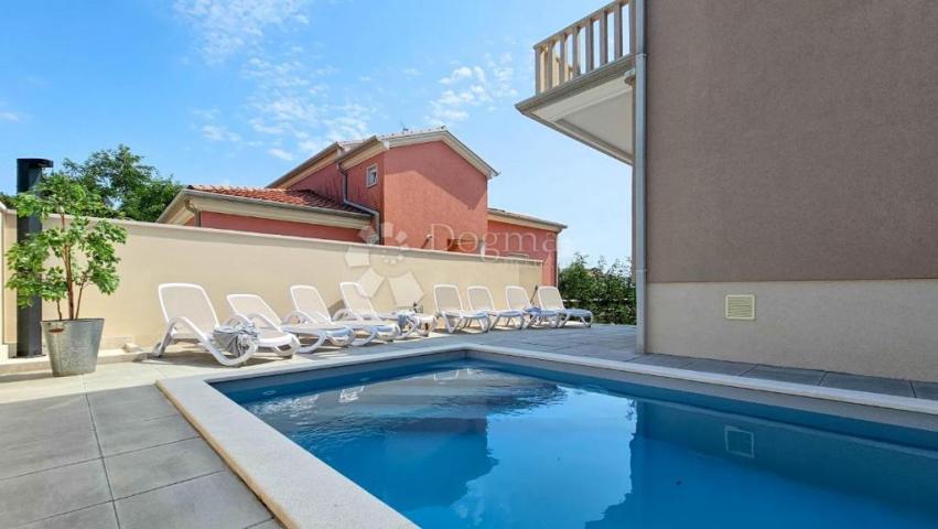Uređena vila s bazenom na 500m od mora