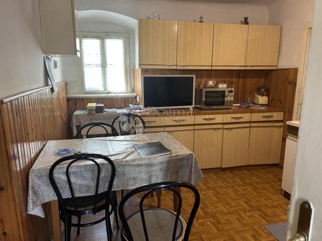 LOVRAN -KUĆA SA VELIKOM OKUĆNICOM I OTVORENIM POGLEDOM NA MORE!