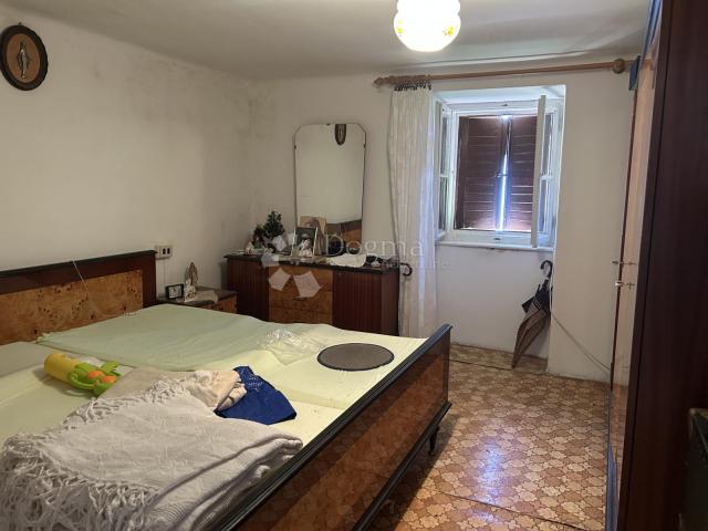 LOVRAN -KUĆA SA VELIKOM OKUĆNICOM I OTVORENIM POGLEDOM NA MORE!