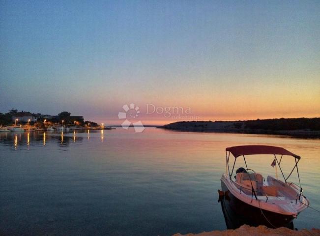 Građevinsko zemljište sa pogledom pored marine Šimuni