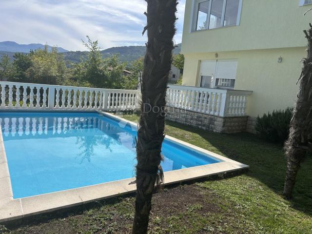 Opatija , Volosko, stambeno poslovna kuća s bazenom