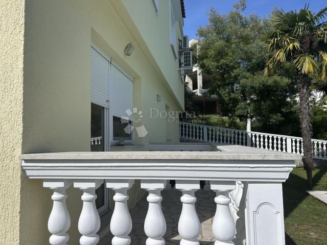 Opatija , Volosko, stambeno poslovna kuća s bazenom