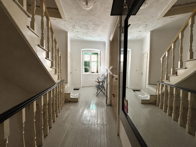 ŠIBENIK, CENTAR – Uređen stan 66,80 m², 240 m od mora, investicijski potencijal
