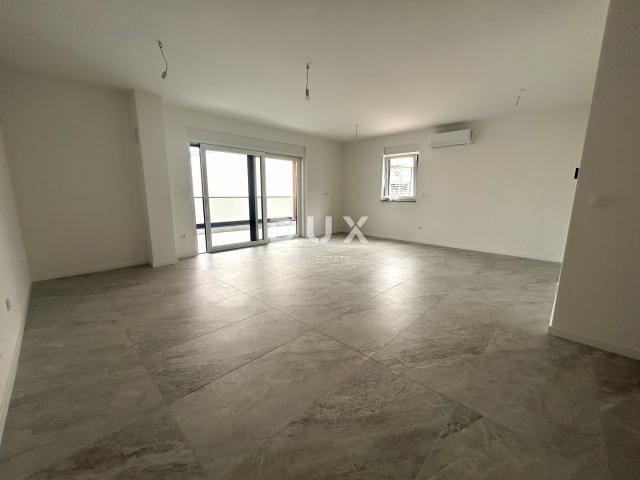 ŠIBENIK, VODICE - NOVOGRADNJA, 120 m od plaže, garaža, ostava, 3 sobe