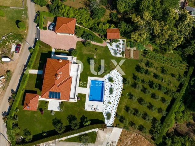 LOVRAN - Visoko luksuzna obiteljska vila smještena u manjem naselju