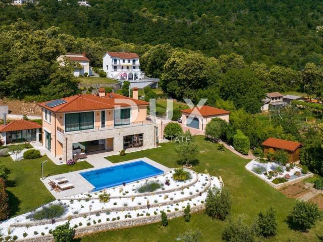 LOVRAN - Visoko luksuzna obiteljska vila smještena u manjem naselju
